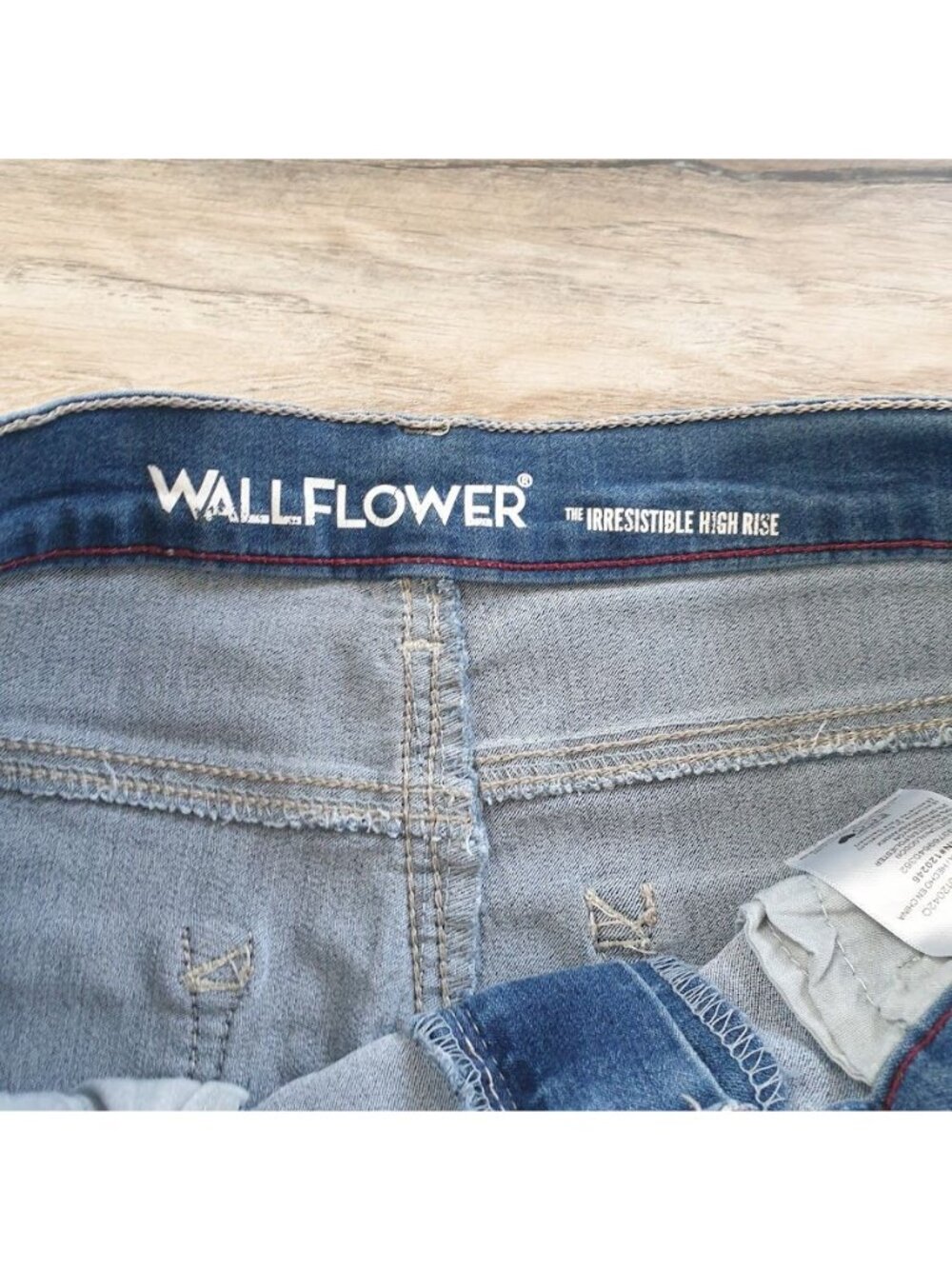 Wallflower Womens Irresistible High Rise Cuffed Denim Bermuda Shorts Size 11 - Picture 6 of 9